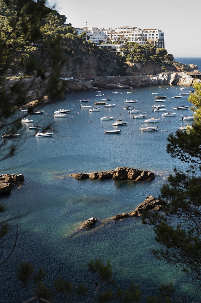 beautiful-view-with-boats-min